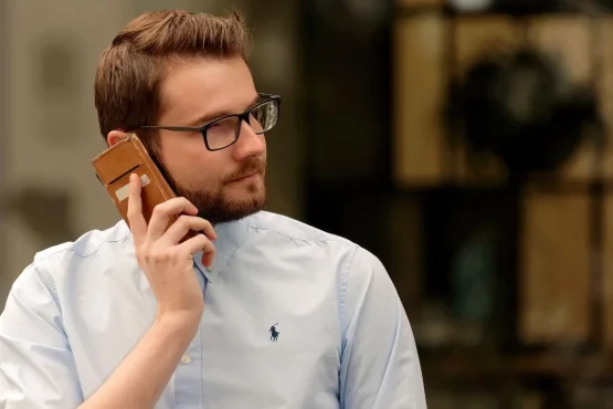 homme au telephone