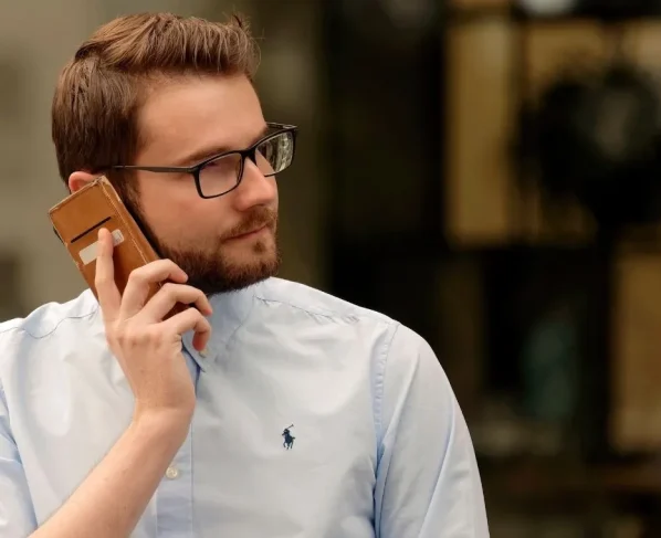 homme au telephone